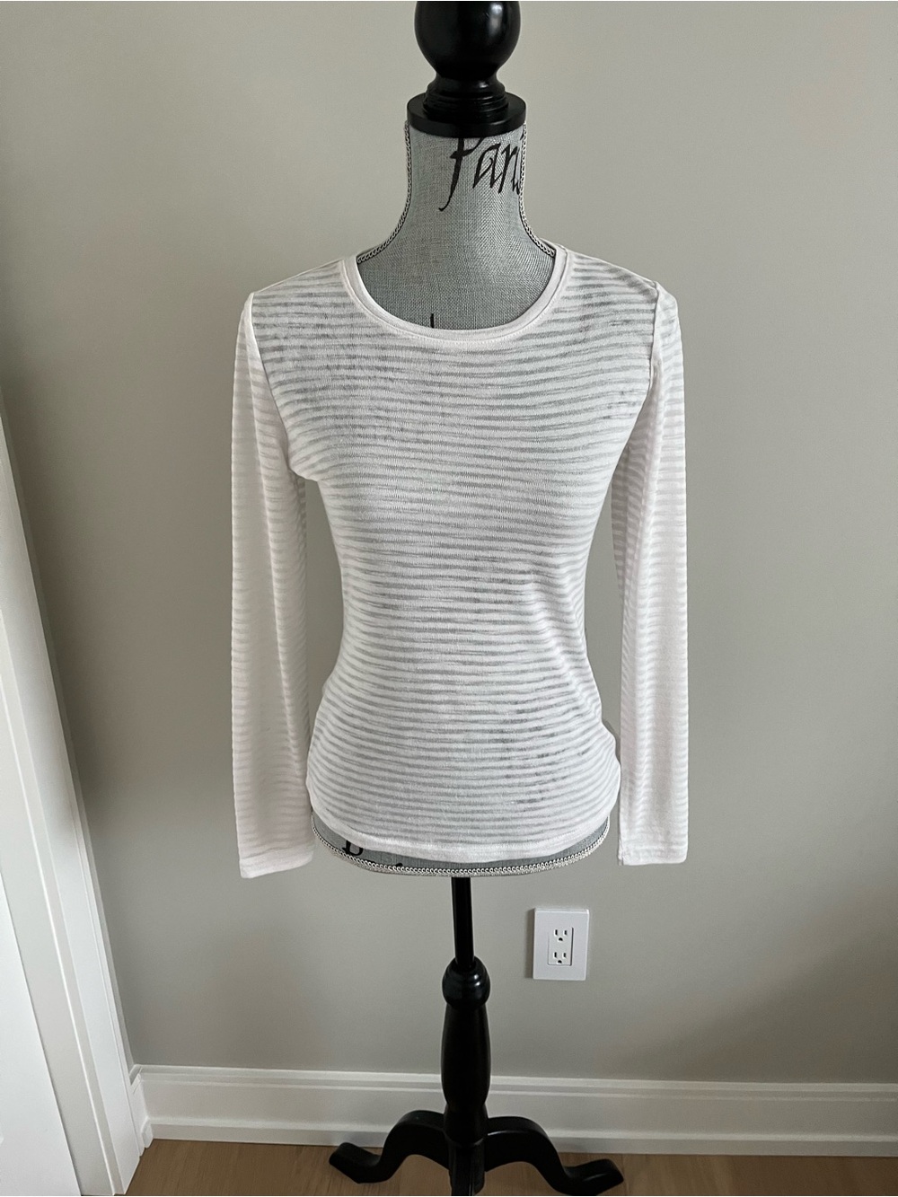 Dynamite Women’s Off White Long-Sleeve Striped Crewneck Top